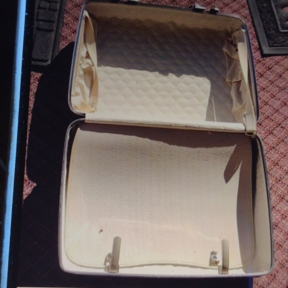 Classic American Tourister Brown Leather Suitcase with Chrome Hardware - Picture 4 of 6